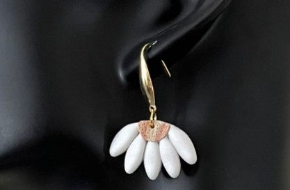 daisy earring and necklace set
